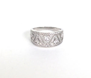 SPARKLING V BAND STERLING SILVER RING